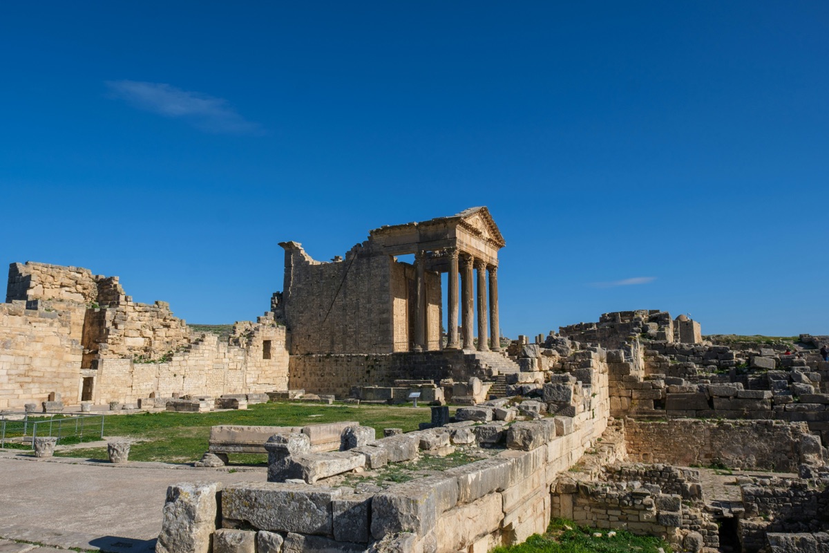 Le temple du Capitole dans les ruines romaines de Dougga (Thugga), site classé au patrimoine mondial de l'UNESCO en Tunisie