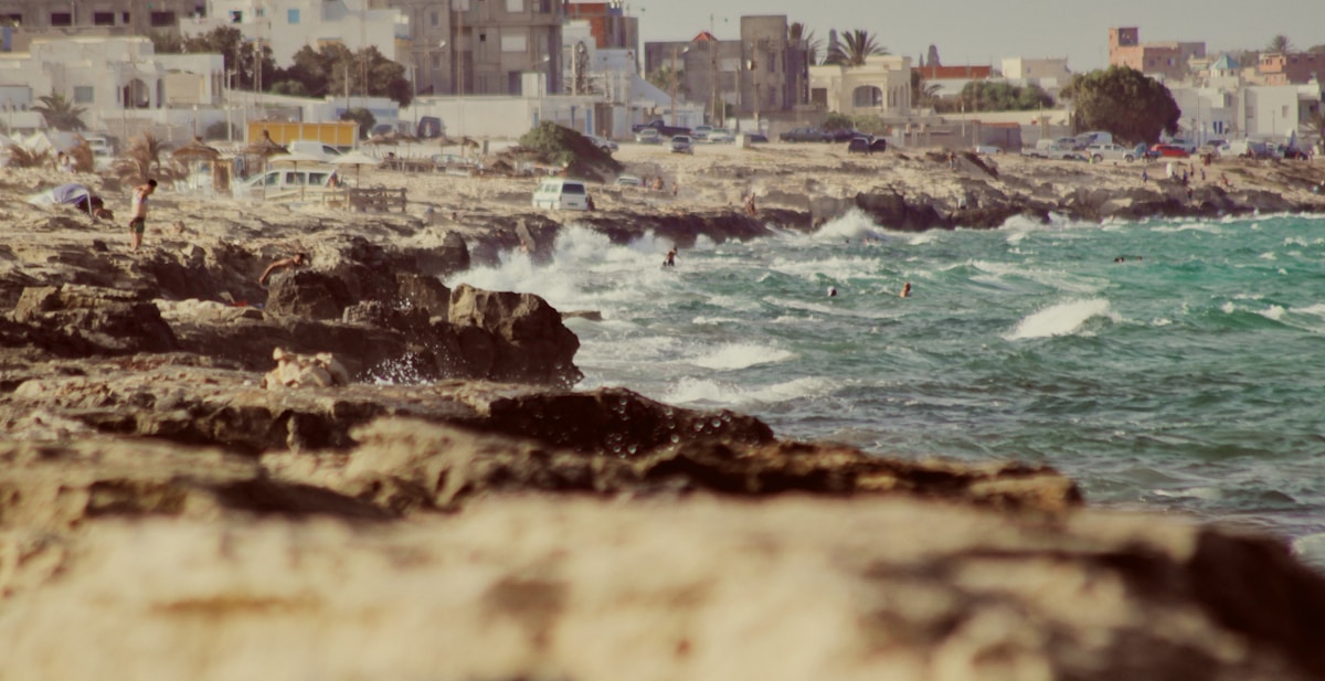 Plage calme et eau claire aux îles Kerkennah, Tunisie