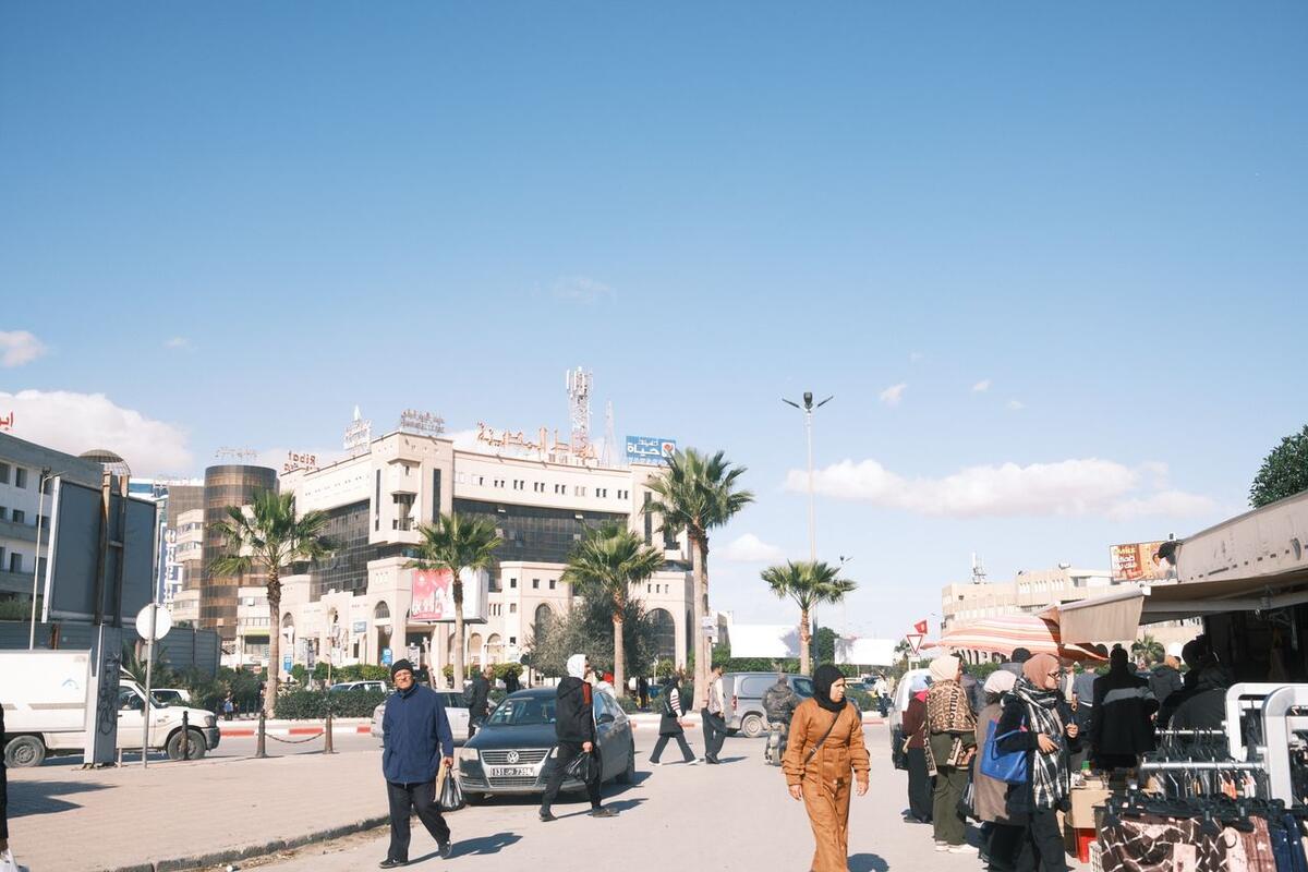 Marché de rue animé à Sfax, Tunisie