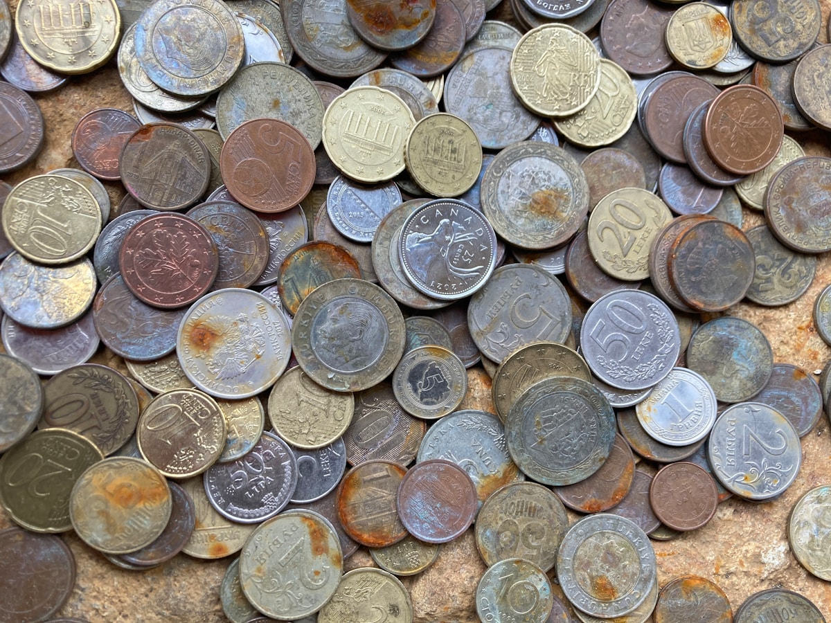 Pièces de monnaie variées — guide pratique de l'argent et du paiement en Tunisie