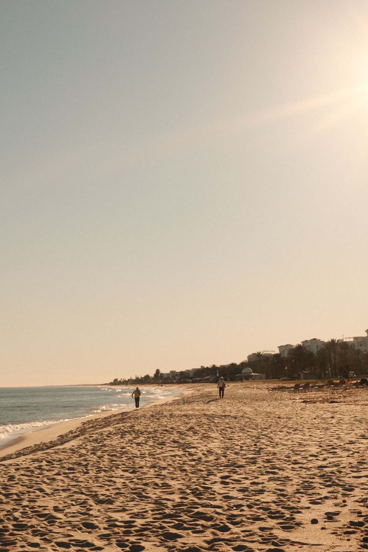 Plage au coucher du soleil sur la côte tunisienne