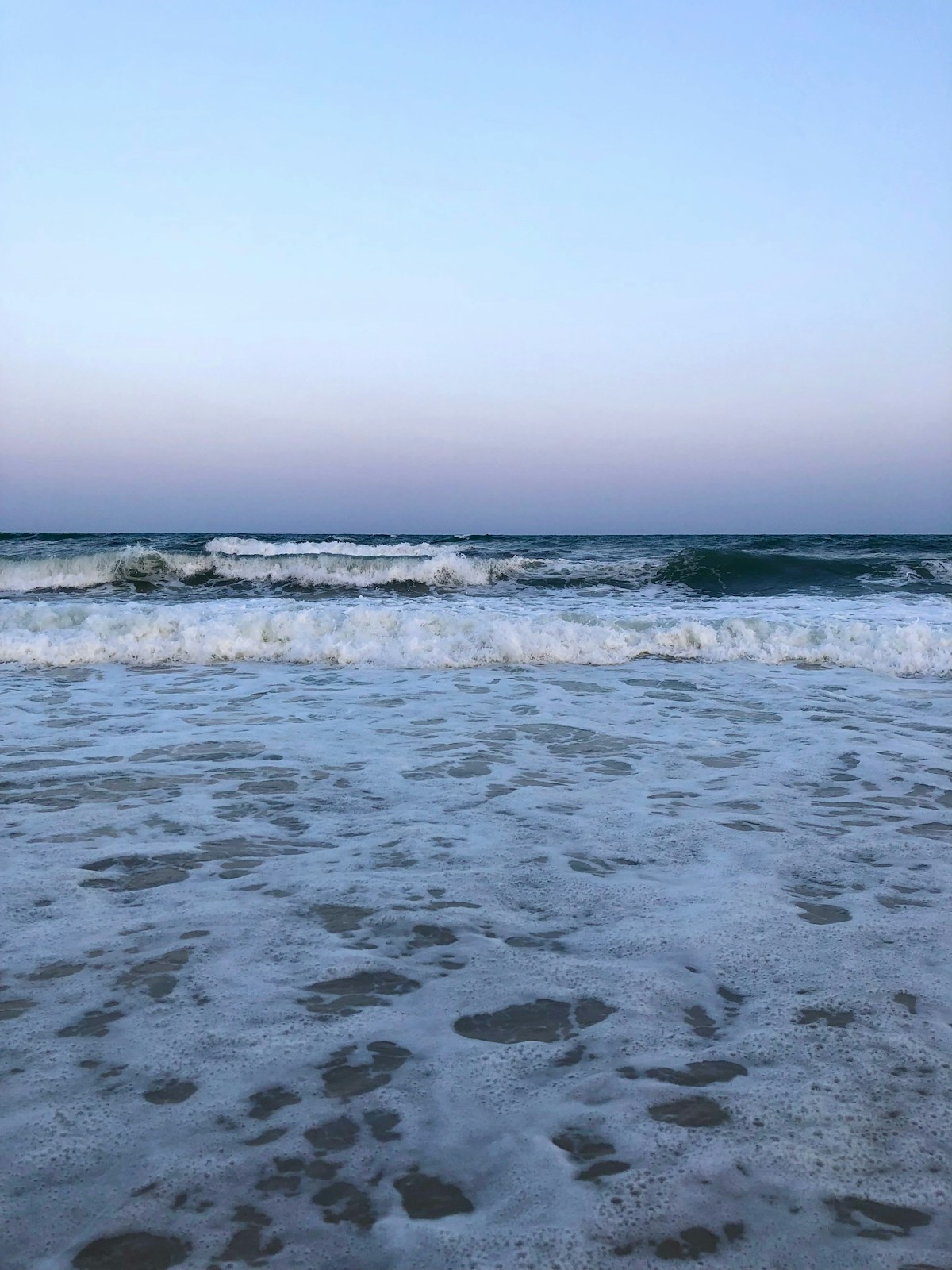 Plage de Hammamet sur la cote mediterraneenne de Tunisie avec baigneurs et bateaux
