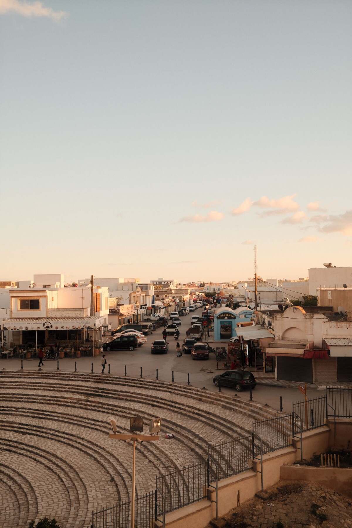 Les gradins de l'amphithéâtre d'El Jem avec la ville au fond, Tunisie