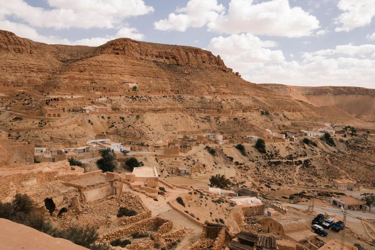 Village troglodyte et collines rocheuses à Matmata, sud de la Tunisie