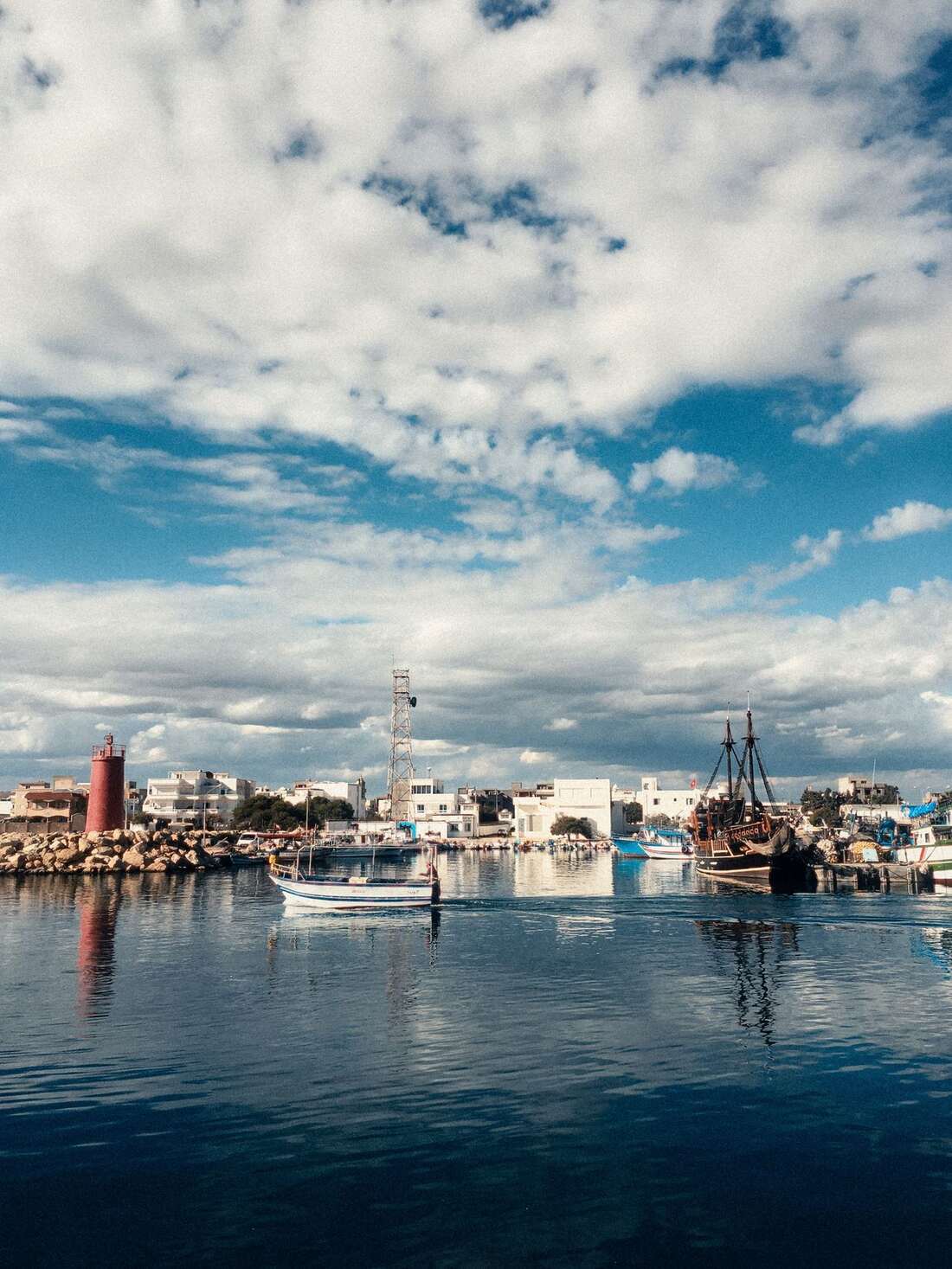 Petit port avec bateaux à Béni Khiar près de Nabeul, Tunisie