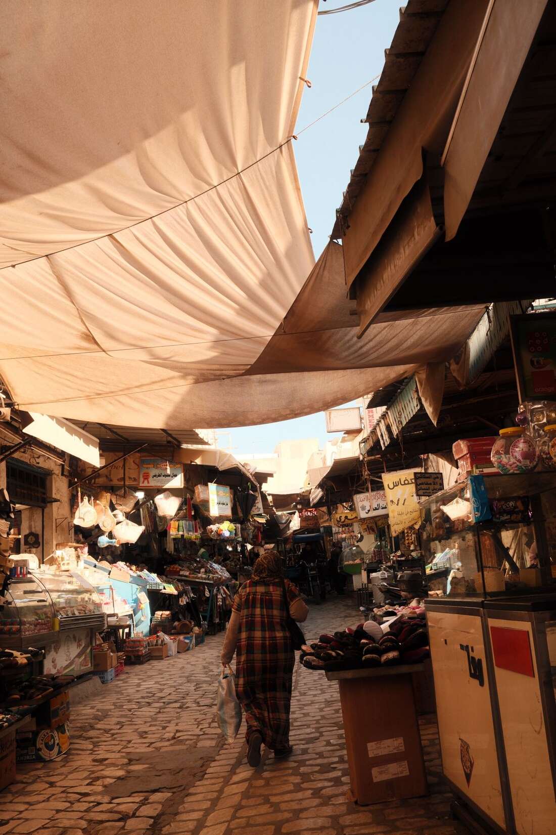 Bazar animé dans la médina de Sfax, Tunisie