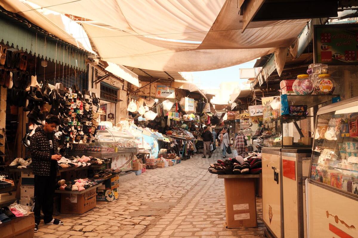 Allée de marché avec vendeurs et clients à Sfax, Tunisie